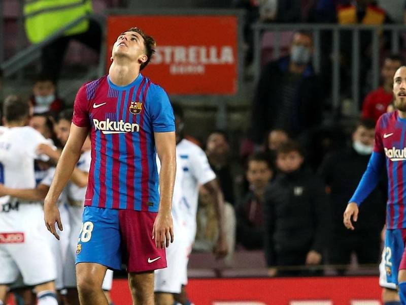 El lamento de los jugadores del Barcelona tras el gol del Alavés.