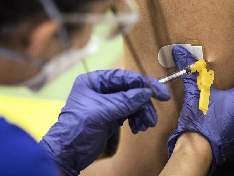 En la imagen de archivo, una persona es vacunada contra la viruela del mono.