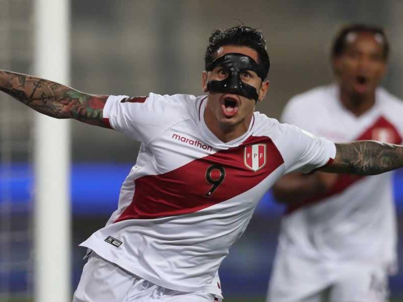 Gianluca Lapadula abrió el camino de la victoria de Perú sobre Bolivia.