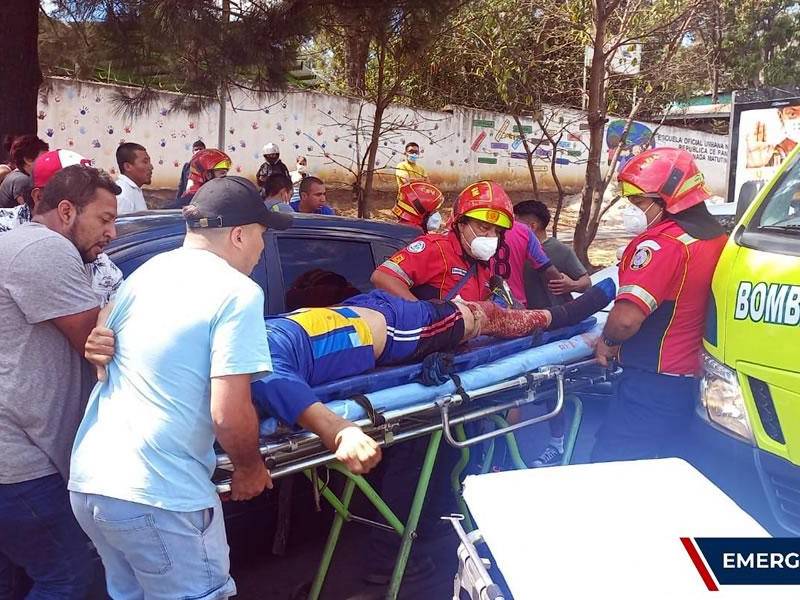 Muchas personas presentes en el partido de fútbol auxiliaron a los heridos.
