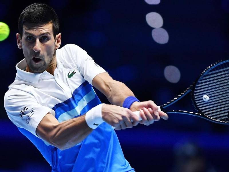 Novak Djokovic se encuentra retenido en una sala del aeropuerto de Melbourne sin poder utilizar el celular y custodiado por dos policías.