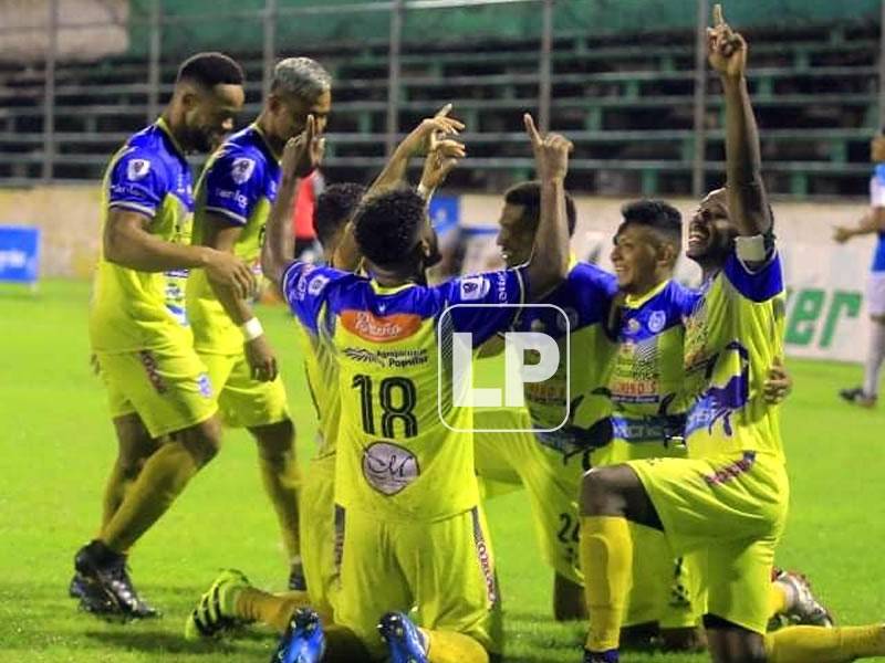 Los jugadores del Victoria celebrando el segundo gol contra el Platense.