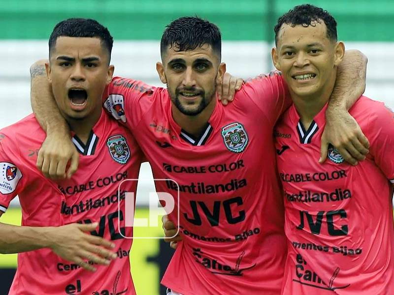 Lucas Campana celebrando su primer gol del partido contra el Honduras Progreso.