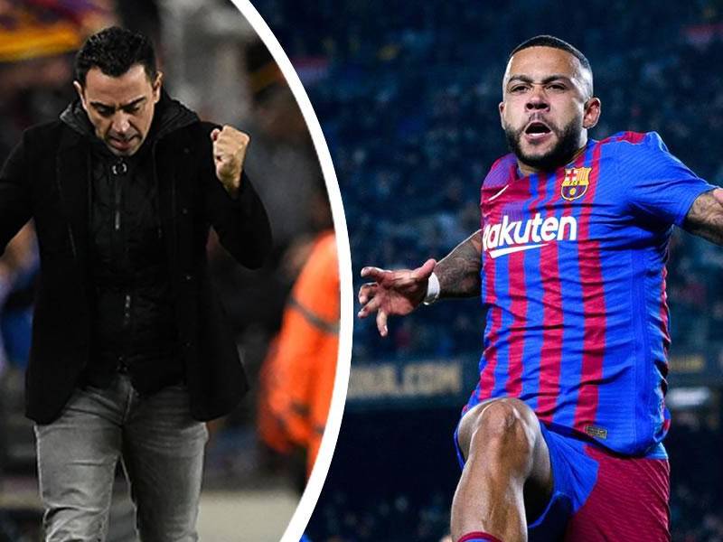 Memphis Depay celebrando su gol de penal que dio el triunfo al Barcelona en el debut de Xavi.