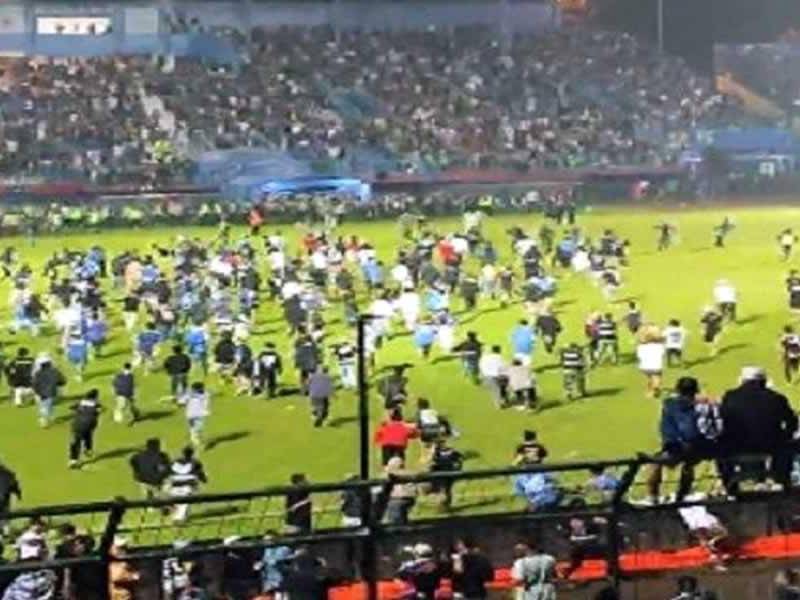 Batalla campal dejó, al menos, 127 muertos en partido entre Arema FC y Persebaya Surabaya en el fútbol de Indonesia.