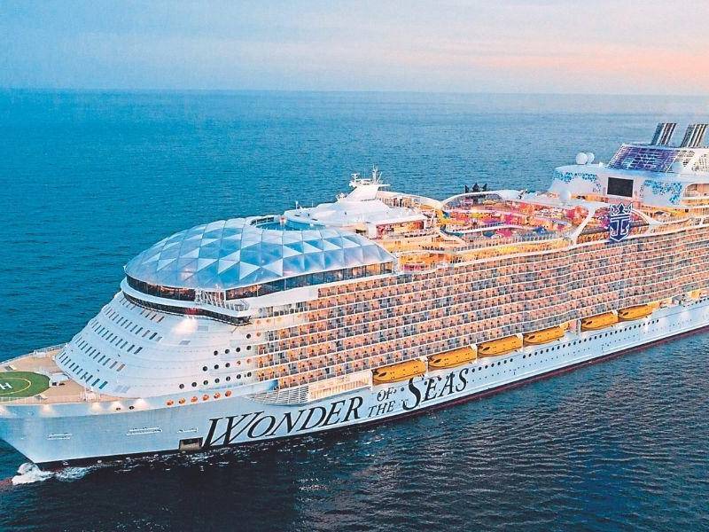 El barco más grande del mundo hace su viaje inaugural por el Caribe.