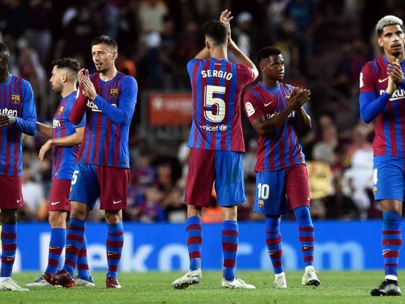 Jugadores del Barcelona aplauden a sus aficionados al final del partido que perdieron contra el Villarreal en el Camp Nou.