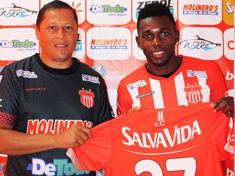 Carlos ‘Muma‘ Fernández no podrá jugar con el Vida por el reglamento de la FIFA.