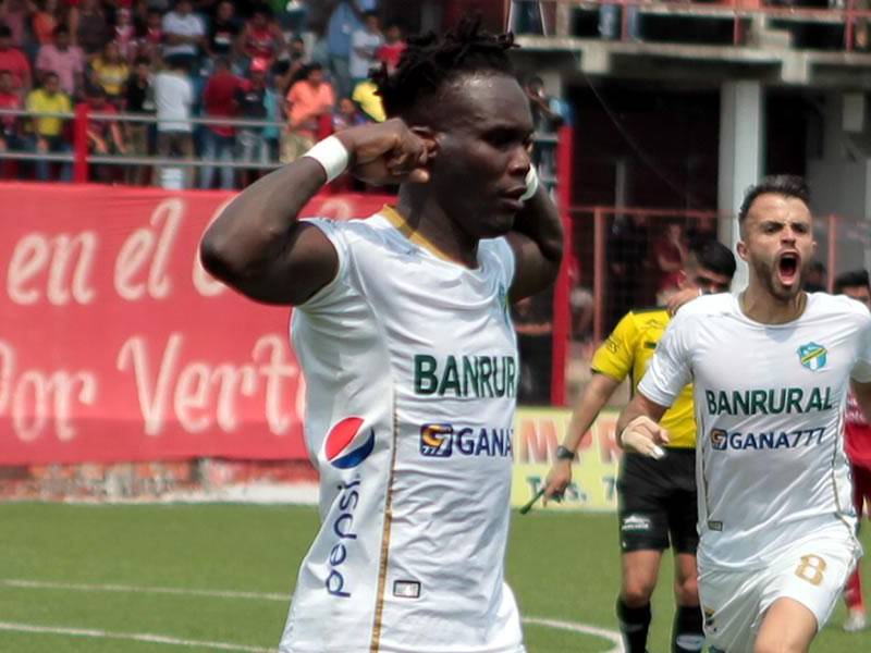 Román Rubilio Castillo celebrando su gol contra el Malacateco.