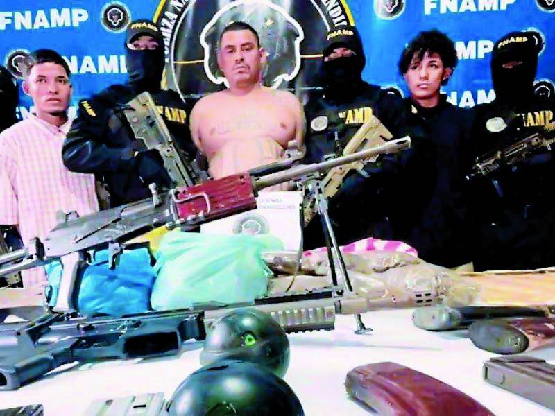 Los pandilleros fueron capturados en Puerto Cortés con armas prohibidas y droga.