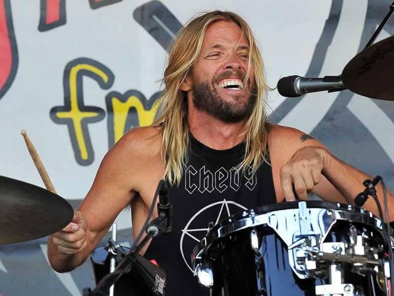 El baterista de la banda de rock estadounidense Foo Fighters, Taylor Hawkins, falleció a los 50 años en Colombia.