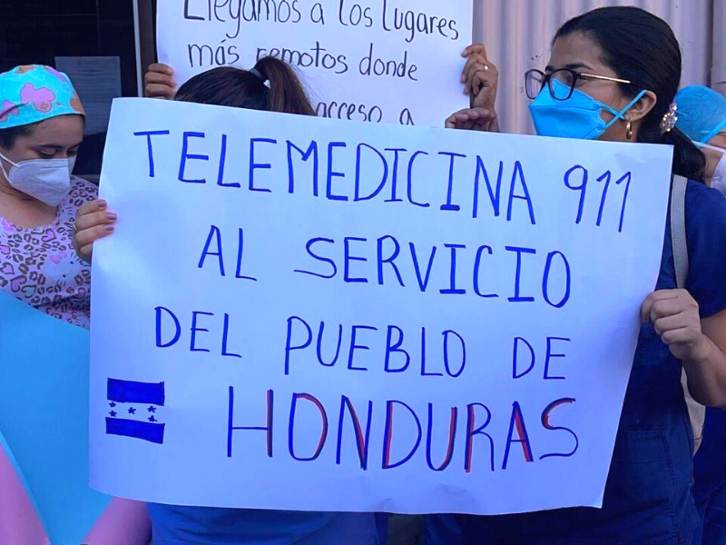 Los galenos protestan frente a Finanzas. Cortesía Hoy Mismo.
