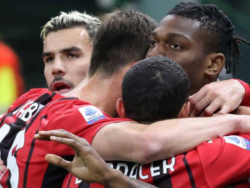 El AC Milan mantiene el liderato de la Serie A pese a la presión del Inter.