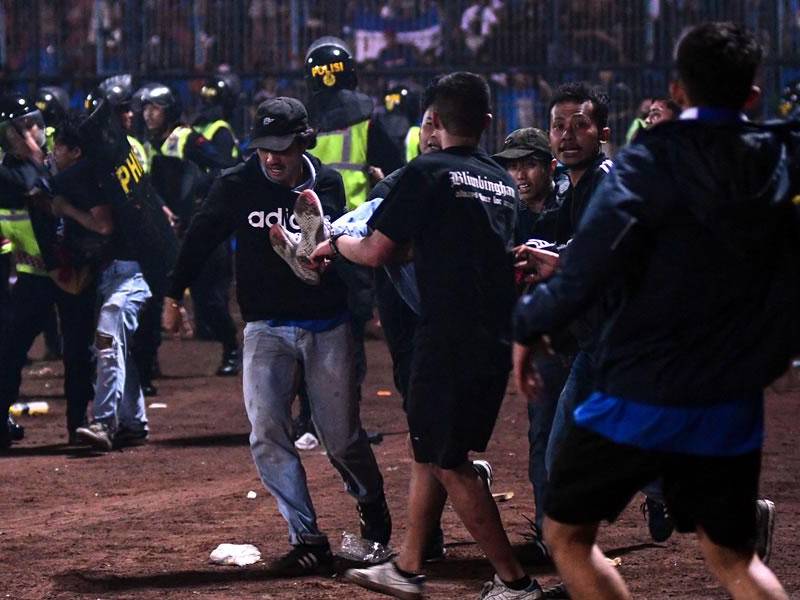 Al menos 174 muertos y decenas de heridos dejó una batalla campal en el estadio Kanjuruhan de Indonesia.