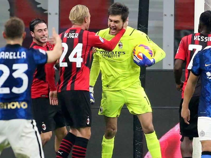 El portero rumano del AC Milan, Ciprian Tatarusanu, le detuvo el penal a Lautaro Martínez y lo celebró con sus compañeros.