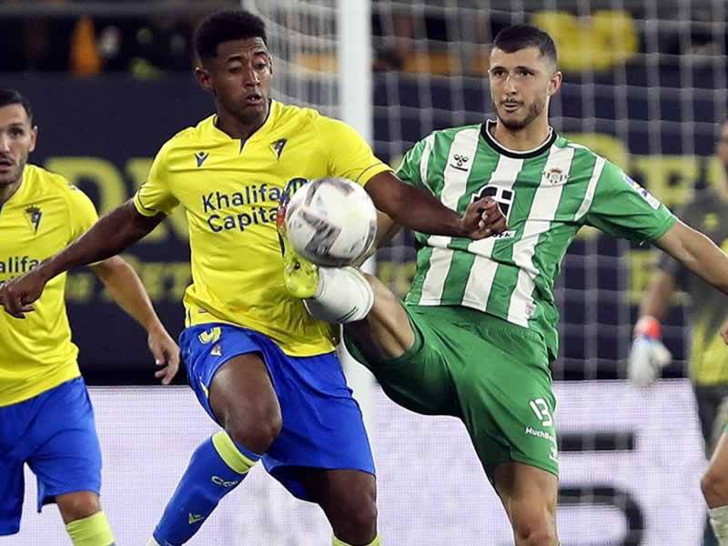 Antony ‘Choco‘ Lozano disputando el balón con el argentino del Betis, Guido Rodríguez.