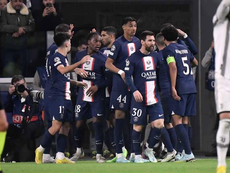 Jugadores del PSG celebrando el gol de Nuno Mendes contra la Juventus.
