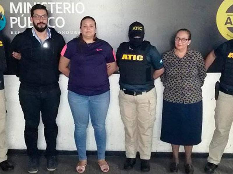 Tres de los acusados cuando fueron capturados por la Atic.