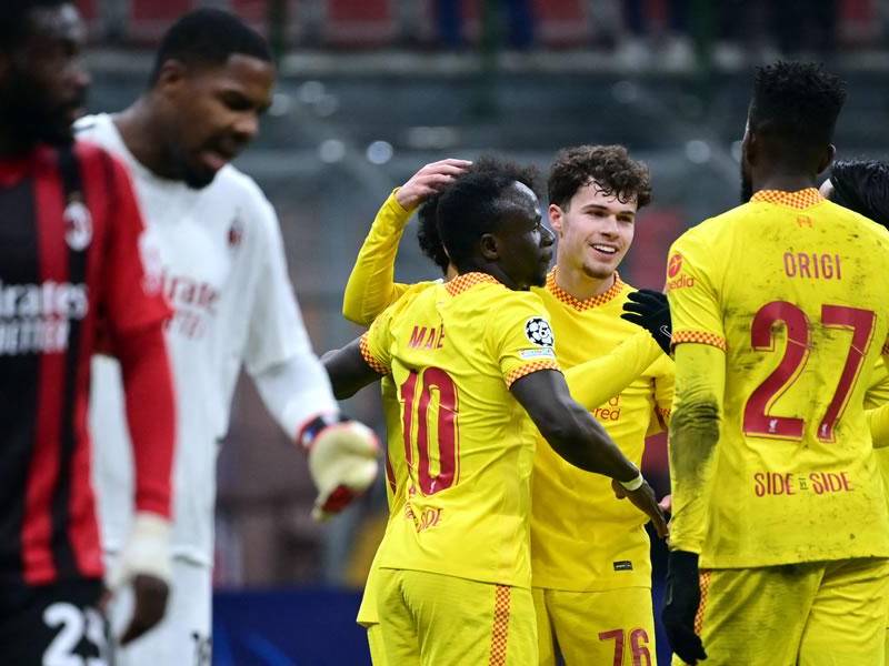 Jugadores del Liverpool celebrando el gol de Mohamed Salah ante el AC Milan.