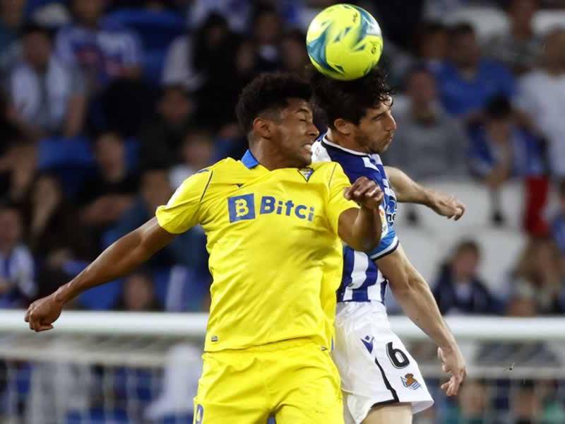Antony ‘Choco‘ Lozano saltando por el balón con Aritz Elustondo, defensa de la Real Sociedad.