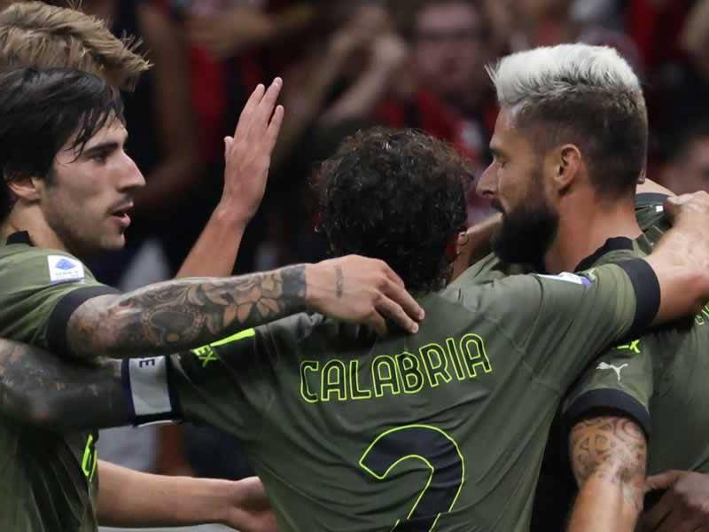 Los jugadores de AC Milan celebrando el segundo gol ante Bolonia marcado por Olivier Giroud.