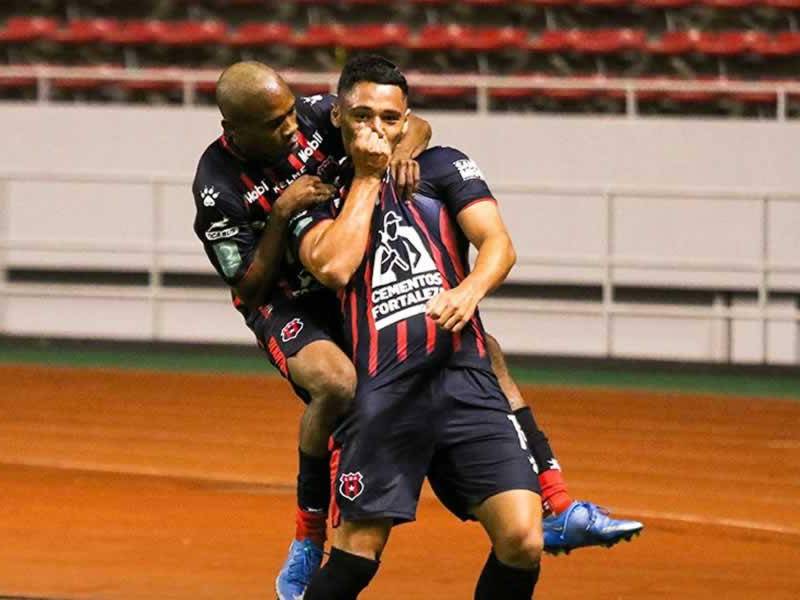 Bryan Félix, que debutó en la jornada pasada, tuvo que pasar por el clásico corte de pelo. En la imagen, el hondureño celebra con Dorian Rodríguez el tanto del 3-0 ante Guanacasteca.