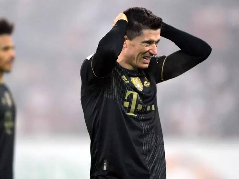 Robert Lewandowski se lamenta durante el partido contra el Augsburgo.
