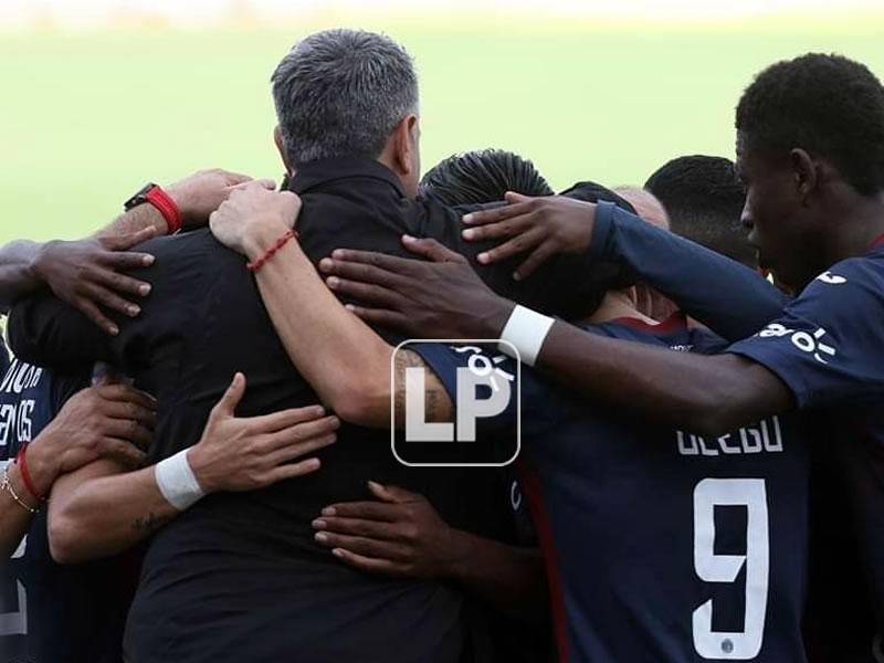 Diego Vázquez celebrando con sus jugadores el primer gol del partido contra el Platense en el estadio Nacional.