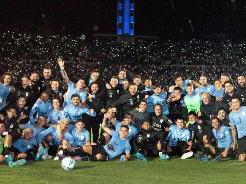 Los jugadores de Uruguay celebrando la clasificación al Mundial de Qatar 2022.