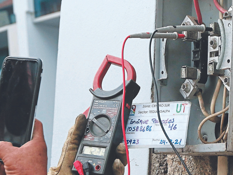 Se deben renegociar los contratos de generación y de la EEH.