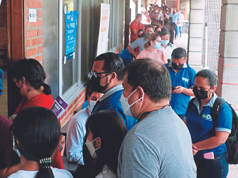 Ayer los centros de vacunación en la Universidad Católica y Miguel Paz Barahona estaban concurridos.
