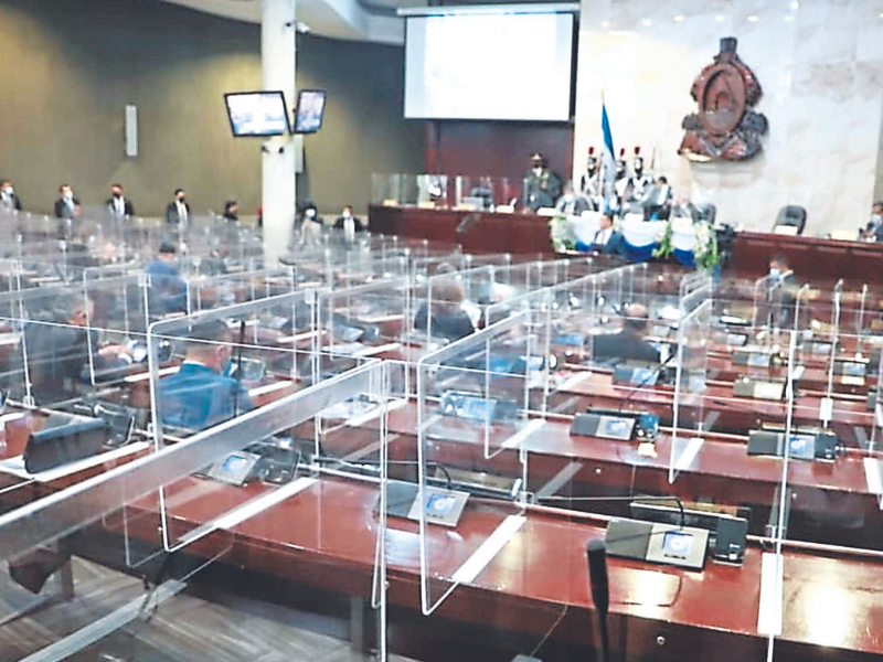 El hemiciclo ha sido acondicionado para que los diputados nuevos y los reelectos vuelvan a sesiones presenciales.