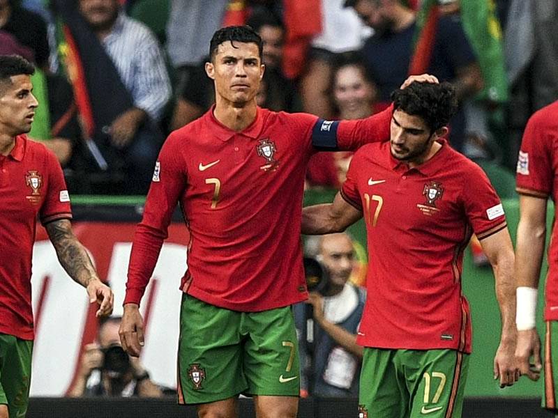 Cristiano Ronaldo felicitando a Gonçalo Guedes tras el 2-0 de Portugal ante República Checa.