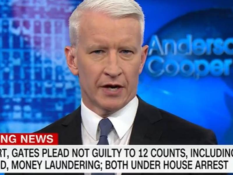 El presentador Anderson Cooper dando una noticia de última hora.