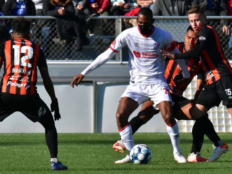 Jerry Bengtson jugó de titular con el Olimpia en el amistoso contra el Águila de El Salvador.