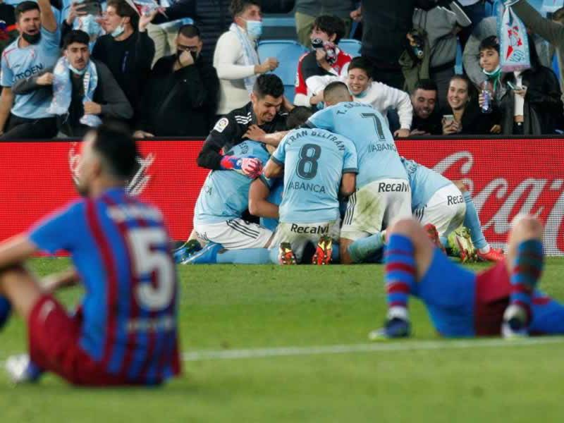 Los jugadores del Celta celebran el tercer gol de su equipo ante el Barcelona marcado por Iago Aspas.