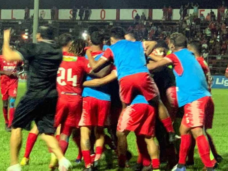 Jugadores de la Real Sociedad celebrando uno de los goles contra el Vida en el estadio Francisco Martínez Durón de Tocoa.