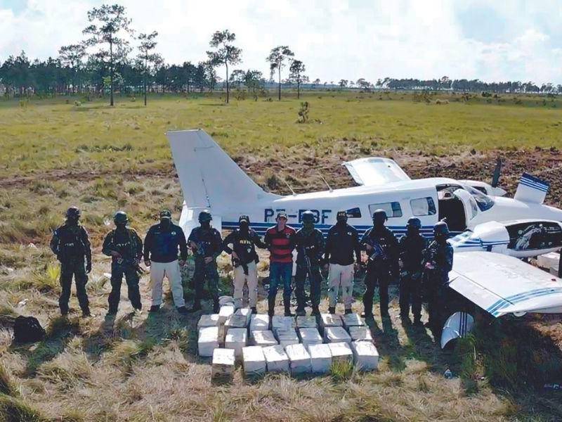 Los narcos no se pudieron llevar el cargamento de droga tras en enfrentamiento con militares.