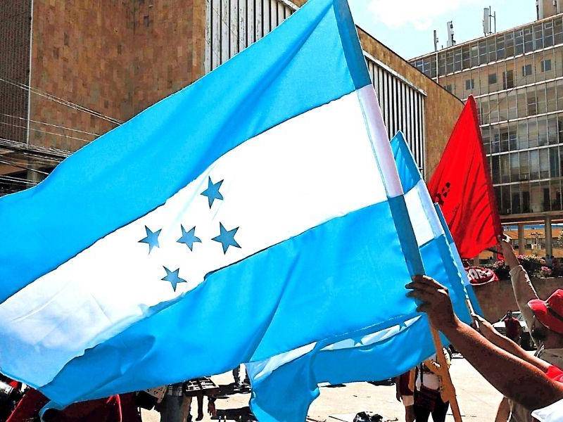 Analistas y líderes sociales piden a los políticos dialogar para acabar con la crisis.