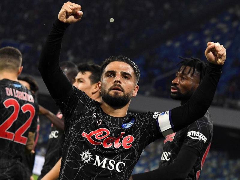 Lorenzo Insigne lideró la victoria del Napoli contra el Bolonia.