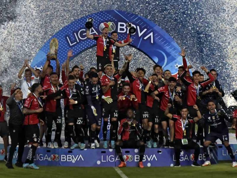Los jugadores del Atlas celebrando con los trofeos de campeones tras superar al Pachuca.