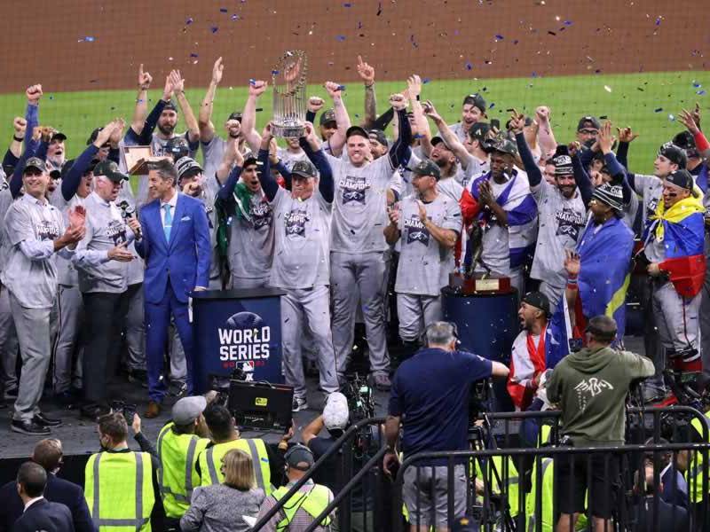 Los Bravos de Atlanta celebrando con el trofeo de la Serie Mundial de Béisbol.