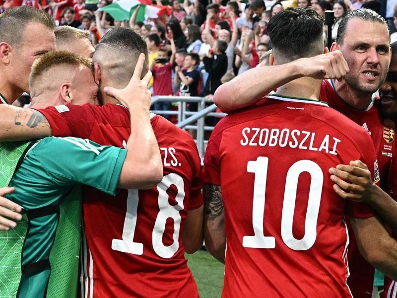 Jugadores de Hungría festejan el gol del triunfo ante Inglaterra marcado por Dominik Szoboszlai.
