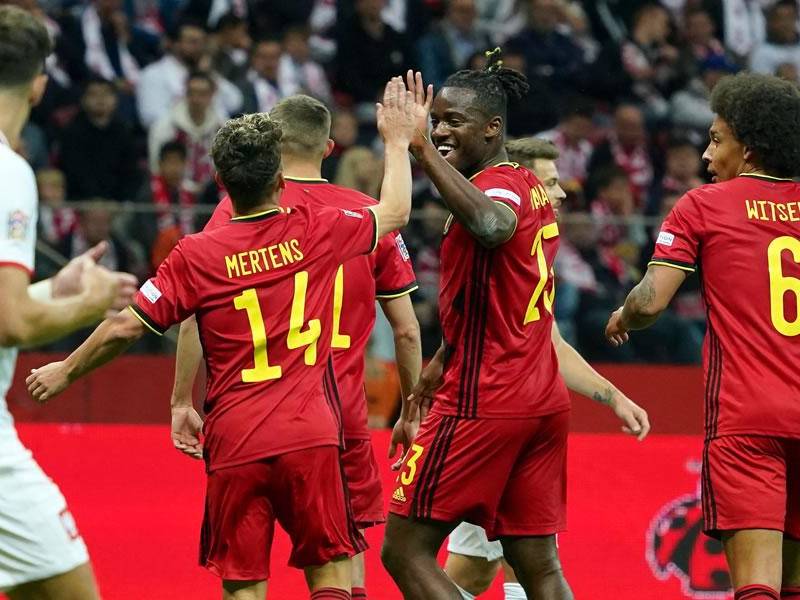 Michy Batshuayi es felicitado por sus compañeros tras el gol de Bélgica ante Polonia.