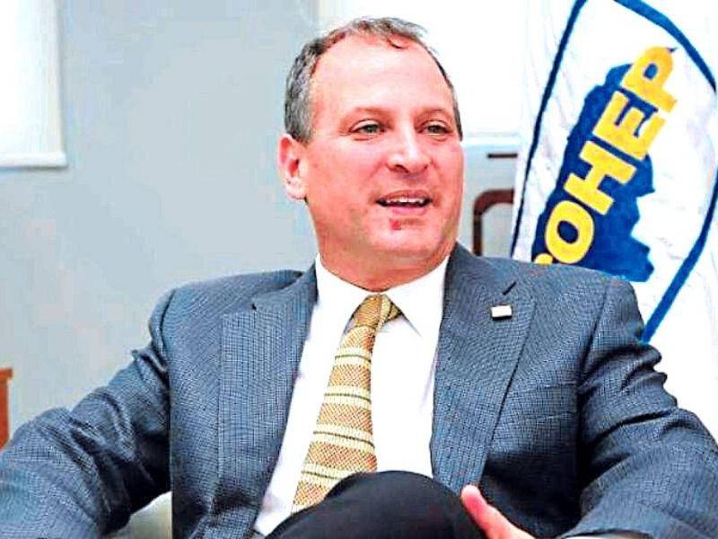 Reitera su compromiso con el sector privado y el país.