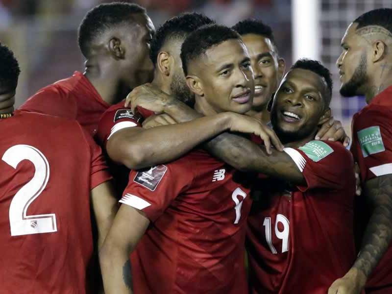 Gabriel Torres es felicitado por sus compañeros tras marcar el gol contra Canadá.