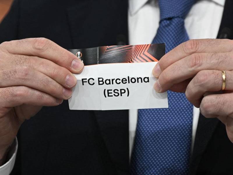 El nombre del Barcelona saliendo en el sorteo de cuartos de final de la Europa League.