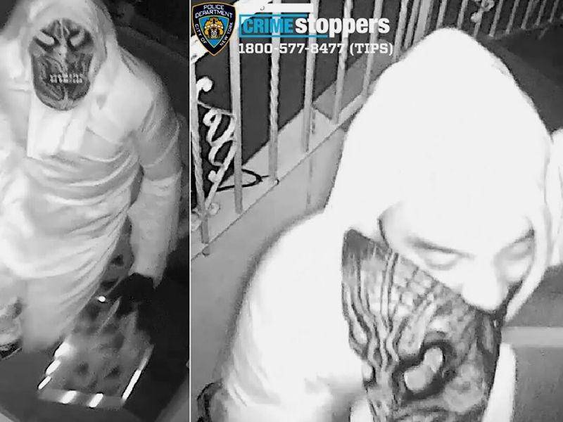 Tres personas disfrazadas de fantasmas irrumpieron en una casa de Brooklyn.
