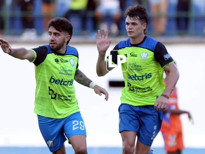Agustín Auzmendi y Santiago Molina celebrando el tercer gol de Olancho FC ante la UPN.