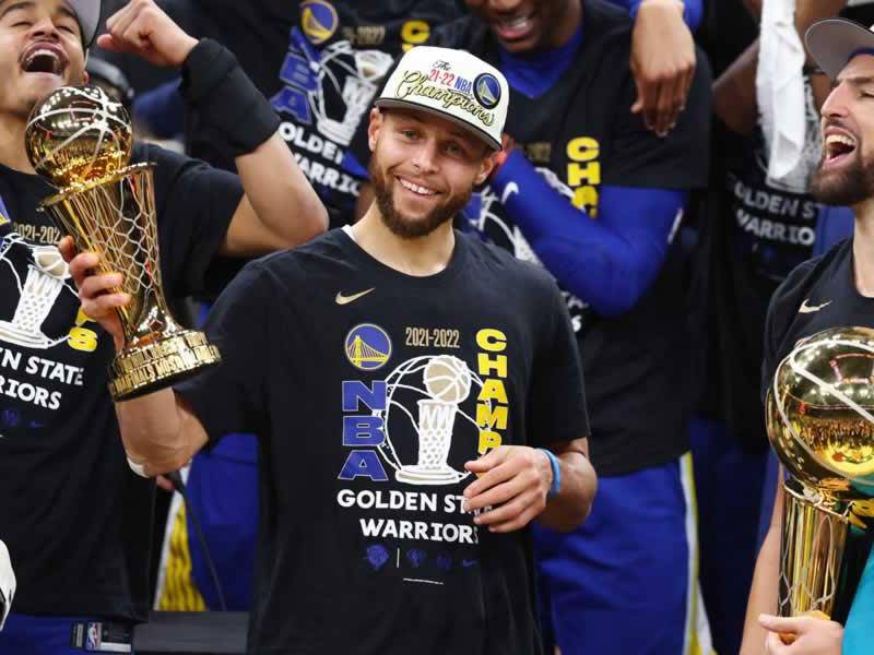 Stephen Curry, muy feliz con su trofeo de MVP de las Finales de la NBA.